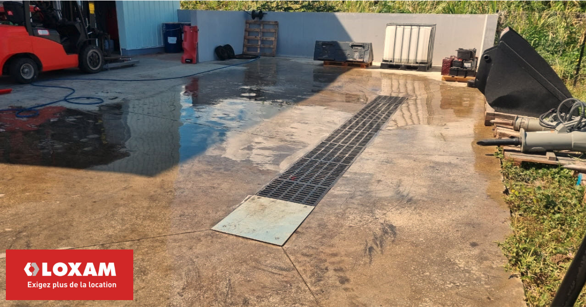 Une aire spécialisée pour le lavage des engins chez LOXAM Rental Réunion.