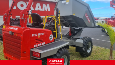 Ce dumper diesel tout-terrain sur roues, possède une benne rotative permettant un déversement frontal et latéral.